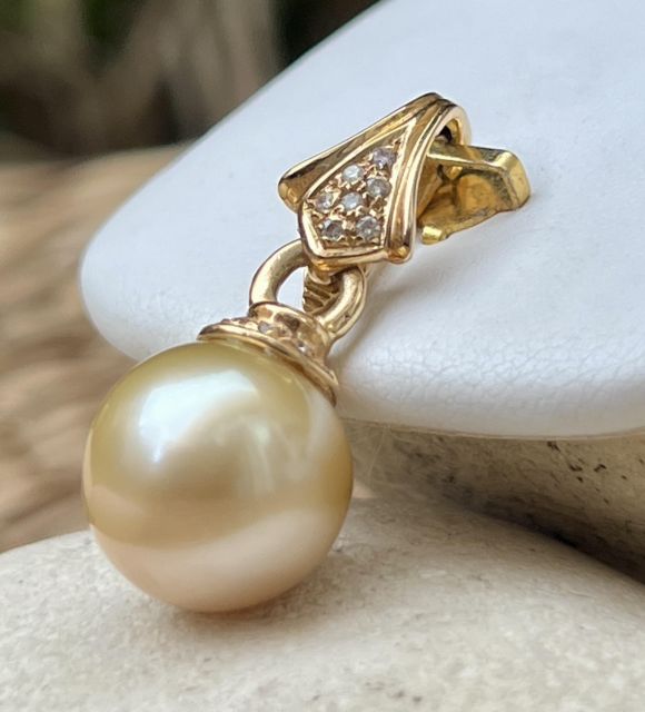 Bijou en perle de Tahiti aux reflets rares et lustre exceptionnel. Certificat d’authenticité et livraison sécurisée – Poemotu.