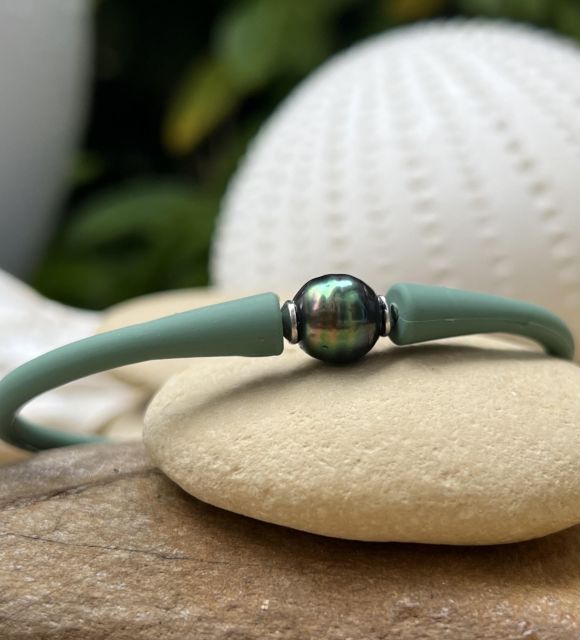 Un lustre éclatant pour cette perle de Tahiti rare montée dans notre atelier de Nantes en Loire-Atlantique sur un bracelet silicone - livraison gratuite