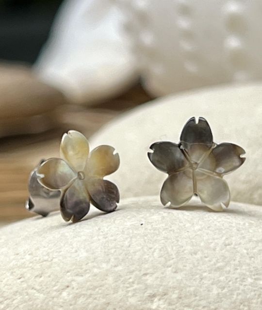 Bezaubernde Blüten aus schillerndem Tahiti-Perlmutt - in unserem Atelier in Nantes gefertigt - einzigartiges Paar Ohrringe - kostenloser Versand