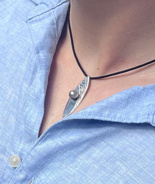 Die perfekte Halskette für Liebhaber der Wellen und der tahitianischen Kultur - echte Tahiti-Perle aus den Tuamotu-Gambier-Inseln - 