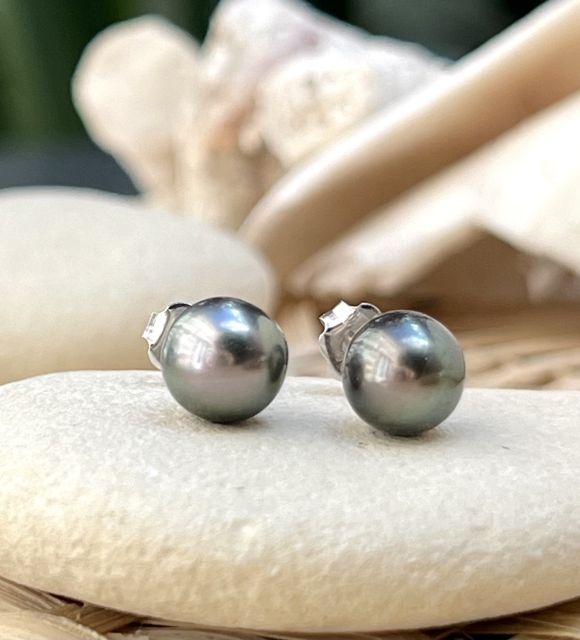 أضف لمسة أنيقة وخالدة لإطلالتك مع زوجنا من الأقراط الفضية المزينة بلآلئ تاهيتي من جزر جامبير.