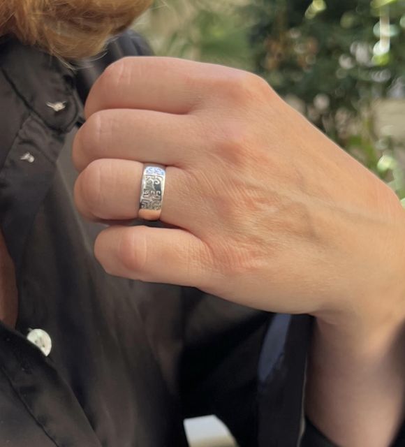 Cette bague unique en son genre célèbre l'Union avec des motifs marquisiens, y compris la Croix marquisienne, symbolisant l'harmonie et la connexion.