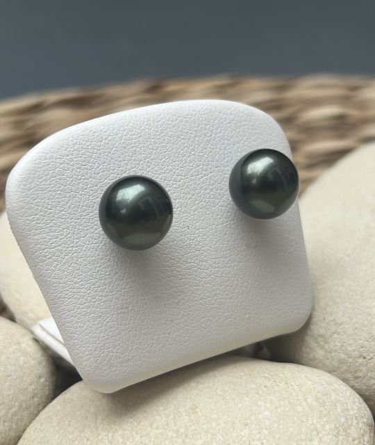 Silberohrringe 925/00 und runde Tahiti-Zuchtperlen in Pfauenfarbe, montiert in unserem Atelier in Nantes, Loire-Atlantique.