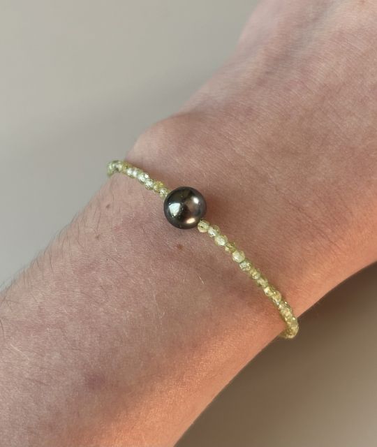 Übernehmen Sie dieses entzückende Armband aus echter Tahiti-Perle in Fliegenflügelfarbe - handgefertigt in unserer Werkstatt in Nantes - kostenloser Versand