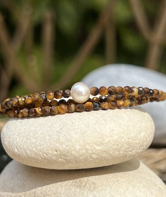 Entdecken Sie die Vorzüge des Tragens einer Halskette mit Tigerauge und Süßwasser-Zuchtperle - gefertigt in unserem Atelier in Nantes - kostenlose, sichere Lieferung