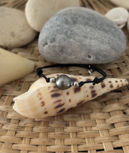 Adoptez cet adorable bracelet coton et sa véritable perle de culture de Tahiti de couleur grise au très beau lustre - livraison gratuite
