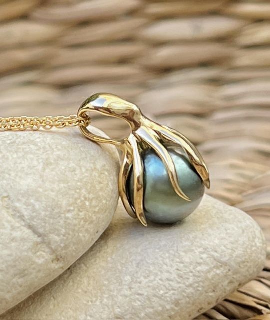 Bijou en perle de Tahiti aux reflets rares et lustre exceptionnel. Certificat d’authenticité et livraison sécurisée – Poemotu.