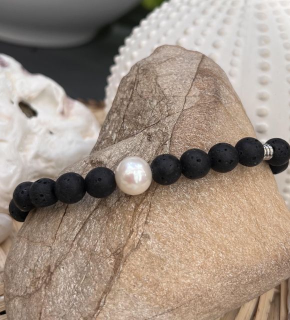 Bijou en perle de Tahiti aux reflets rares et lustre exceptionnel. Certificat d’authenticité et livraison sécurisée – Poemotu.