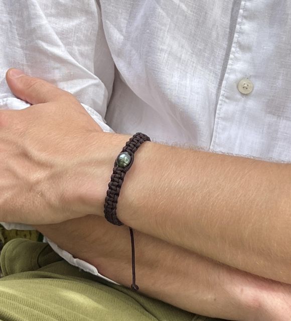 Bijou en perle de Tahiti aux reflets rares et lustre exceptionnel. Certificat d’authenticité et livraison sécurisée – Poemotu.