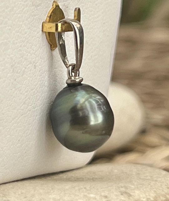 Bijou en perle de Tahiti aux reflets rares et lustre exceptionnel. Certificat d’authenticité et livraison sécurisée – Poemotu.
