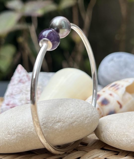 Découvrez sans attendre ce bracelet jonc perle de Tahiti en pièce unique - vertus de la perle et de l'améthyste sont réunies pour votre bien-être