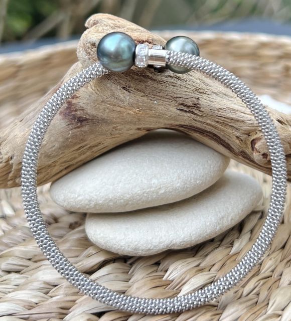 Témoignage d'un amour profond, le bracelet Toi et Moi en vraies perles de Tahiti fera briller les yeux et scintiller le poignet - Origine Tuamotu