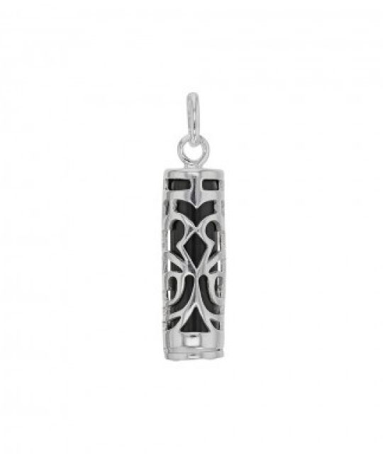 Ce pendentif en argent qui prend la forme d'un Tiki Tahitien incarne la force et la tradition polynésiennes