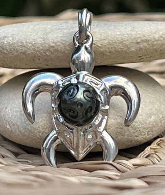 Bijou en perle de Tahiti aux reflets rares et lustre exceptionnel. Certificat d’authenticité et livraison sécurisée – Poemotu.