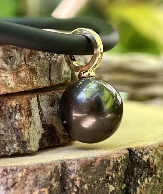 Bijou en perle de Tahiti aux reflets rares et lustre exceptionnel. Certificat d’authenticité et livraison sécurisée – Poemotu.