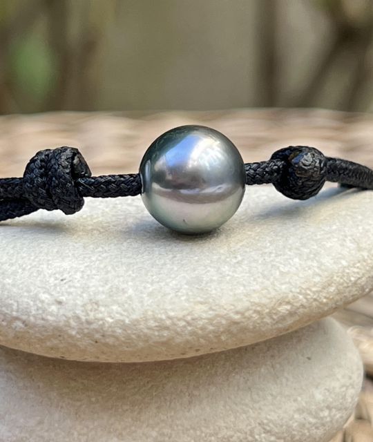 Bijou en perle de Tahiti aux reflets rares et lustre exceptionnel. Certificat d’authenticité et livraison sécurisée – Poemotu.