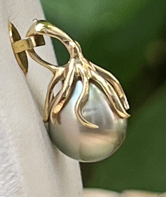 Bijou en perle de Tahiti aux reflets rares et lustre exceptionnel. Certificat d’authenticité et livraison sécurisée – Poemotu.