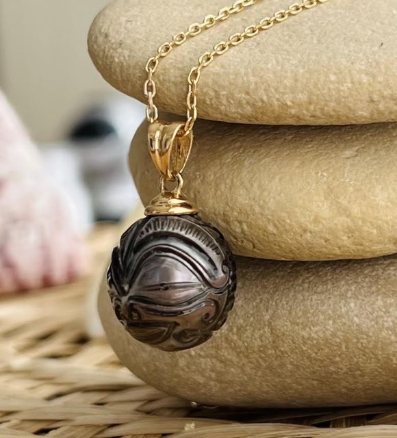 Bijou en perle de Tahiti aux reflets rares et lustre exceptionnel. Certificat d’authenticité et livraison sécurisée – Poemotu.