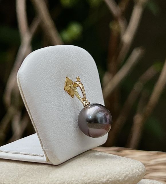 Bijou en perle de Tahiti aux reflets rares et lustre exceptionnel. Certificat d’authenticité et livraison sécurisée – Poemotu.