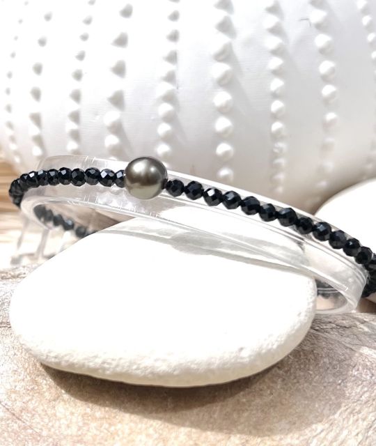 Dieses Armband aus Perlen und natürlichen Spinellsteinen ist perfekt für diejenigen, die ihrem Stil mit Eleganz und einem tiefen Sinn für Mode bereichern möchten.