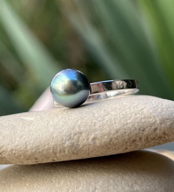 Bijou en perle de Tahiti aux reflets rares et lustre exceptionnel. Certificat d’authenticité et livraison sécurisée – Poemotu.