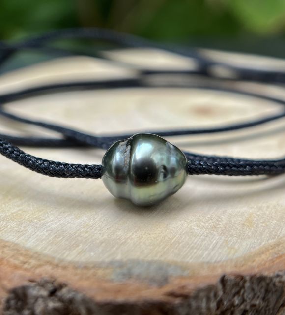 Une lueur profonde, des reflets changeants, un éclat vivant. Reva enlace le cou d’un souffle brut, celui d’une perle de Tahiti semi-baroque aux nuances peacock