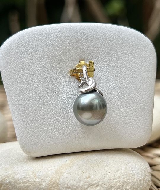 Bijou en perle de Tahiti aux reflets rares et lustre exceptionnel. Certificat d’authenticité et livraison sécurisée – Poemotu.