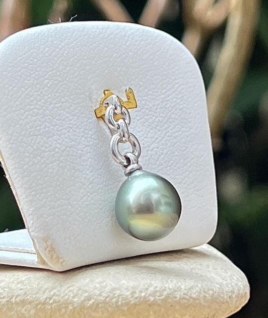 Ewiges Band ist ein Anhänger aus rhodiniertem 925er Silber, veredelt mit einer 9,50 mm tropfenförmigen Tahiti-Perle, in Lagunengrün mit exzellentem Glanz.