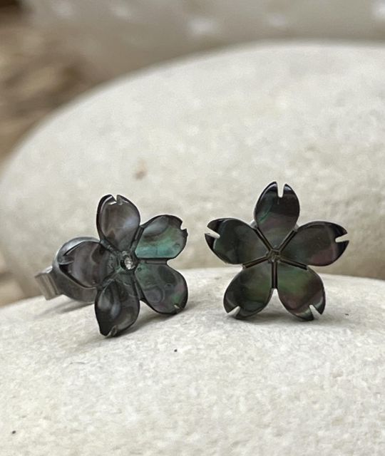 Adorables fleurs en nacre irisée de Tahiti - montées dans notre atelier de Nantes - paire de boucles d'oreilles uniques - livraison gratuite