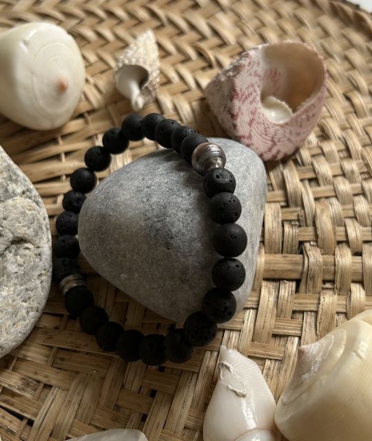 Entdecken Sie sofort unser Armband mit natürlichen schwarzen Lavasteinen und einer Tahiti-Perle aus den Tuamotu-Inseln in Pastellfarben!