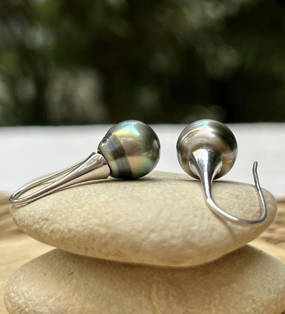 Bijou en perle de Tahiti aux reflets rares et lustre exceptionnel. Certificat d’authenticité et livraison sécurisée – Poemotu.