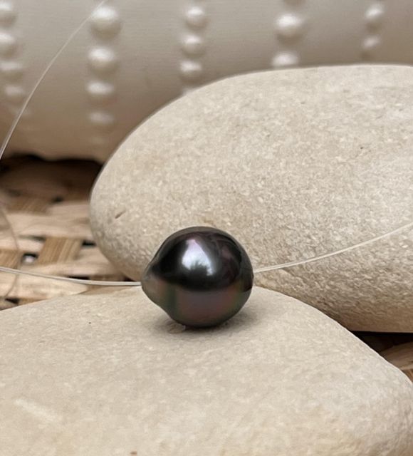 Incroyable couleur aubergine pour cette vraie perle de culture de Tahiti montée sur un câble transparent - certificat GIA - livraison gratuite