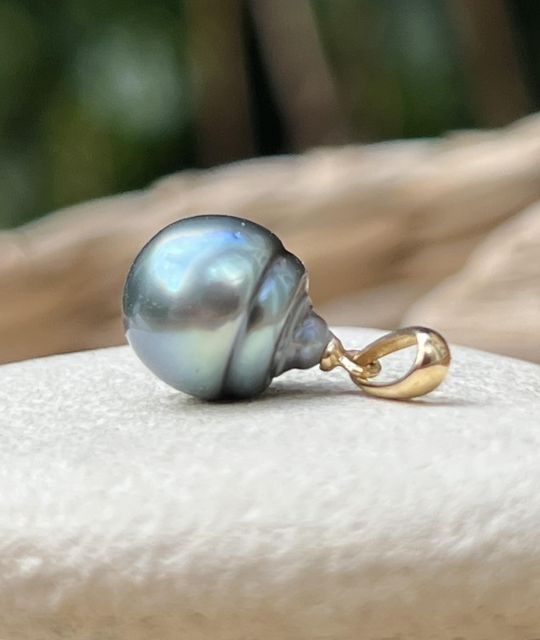 Entdecken Sie die erstaunliche Tahiti-Perle dieses 750er Goldanhängers - Intensives Lagunenblau - kreiert in unserem Atelier in Nantes - GIA-Zertifikat - kostenloser Versand