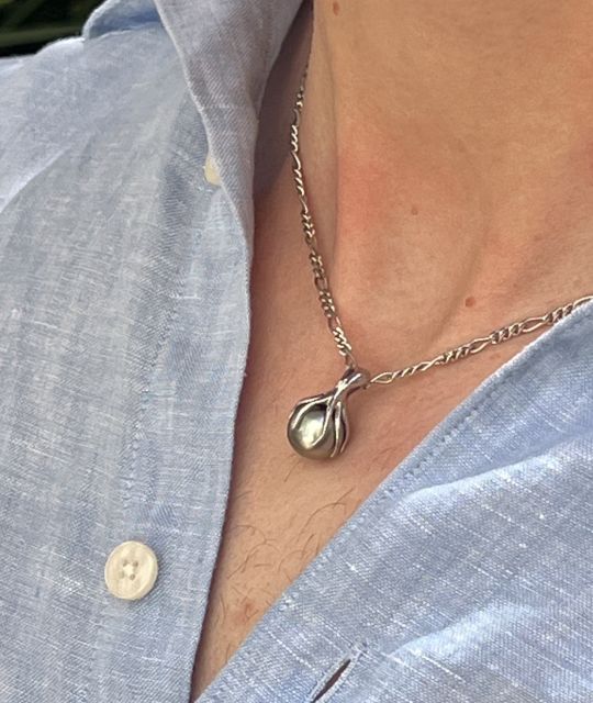 Ein charakteristisches Perlen-Schmuckstück, gedacht für diejenigen, die die Erinnerung an das Meer in sich tragen und den Geschmack des Unerforschten lieben - sichere, kostenlose Lieferung