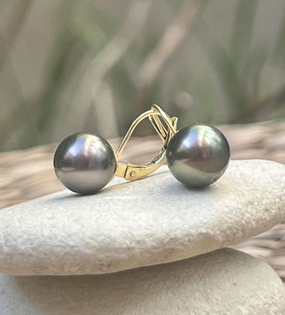 Classées AAA (une seule inclusion sous une des deux perles) et au lustre excellent, elles capturent la lumière comme la surface d’un lagon au crépuscule.