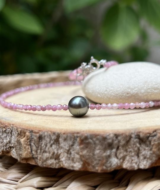 Collier en quartz roses et une véritable perle de Tahiti grise monté dans notre atelier de Nantes - livraison sécurisée gratuite