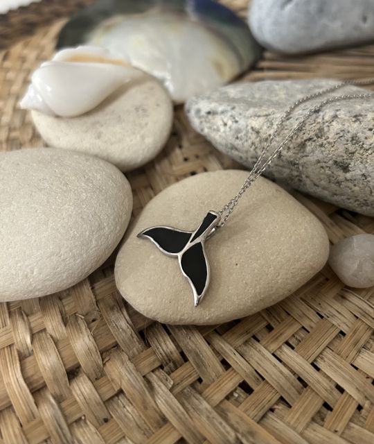 Dieser Anhänger symbolisiert Eleganz und Abenteuer. Eine Mischung aus rhodiniertem 925er-Sterlingsilber und schwarzer Emaille.