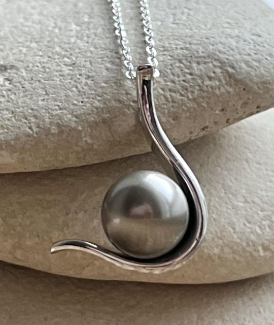 Sehr schöner Anhänger aus Silber, verziert mit einer grauen Tahiti-Perle mit einem Durchmesser von 9,18 mm, der an die Wellen von Teahupoo erinnert - zertifiziert und garantiert.