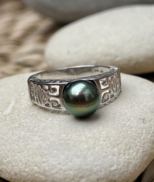 Entdecken Sie unseren marquesanischen Ring, verziert mit einer einzigartigen Tahiti-Perle mit strahlendem Glanz - zertifiziert und garantiert.