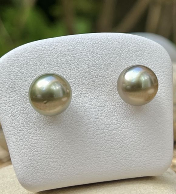 Découvrez "Moana Sunset", sublimes boucles d'oreilles perles de Tahiti vert doré de Polynésie française - pièce unique - certificat GIA