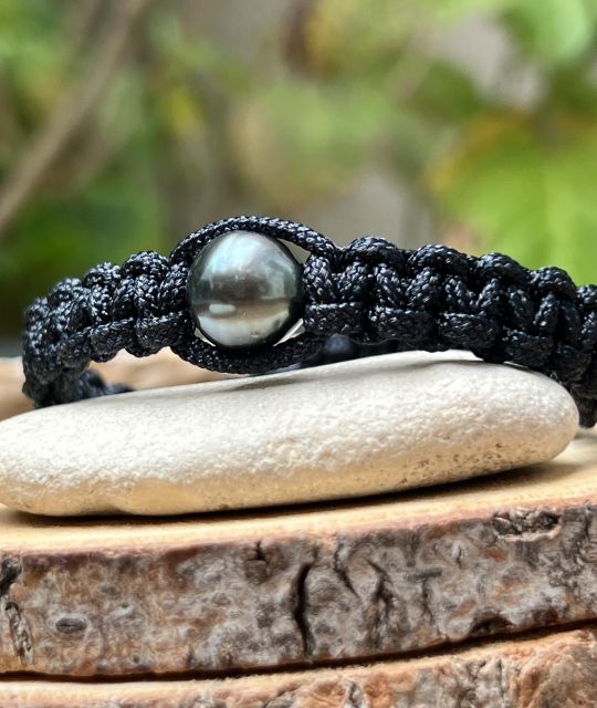Au cœur de ce design audacieux repose une vraie perle de Tahiti de 10.80mm. Sa couleur bleue fascinante et son très beau lustre capturent l'essence mystique des océans polynésiens.