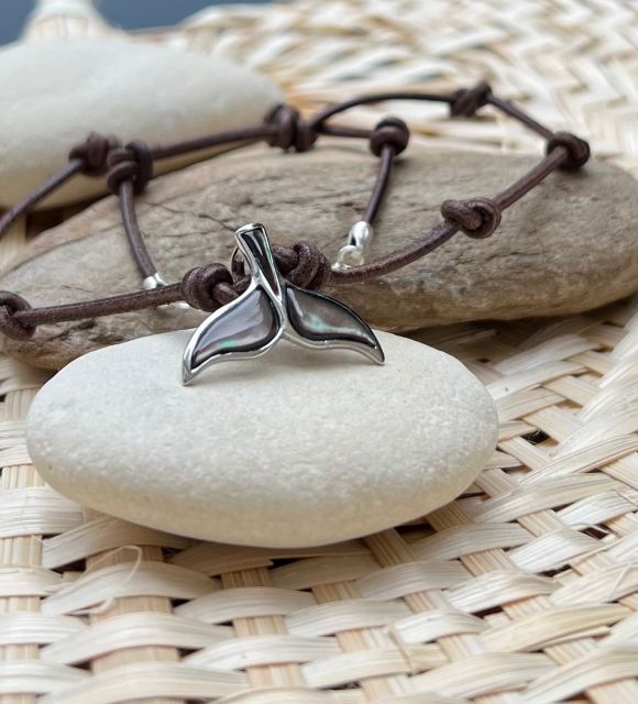 Célébrez la nature - authentique nacre de Tahiti sublimée en pendentif queue de dauphin - création exclusive Poemotu - Cuir marron - Valorisons ensemble les ressources marines