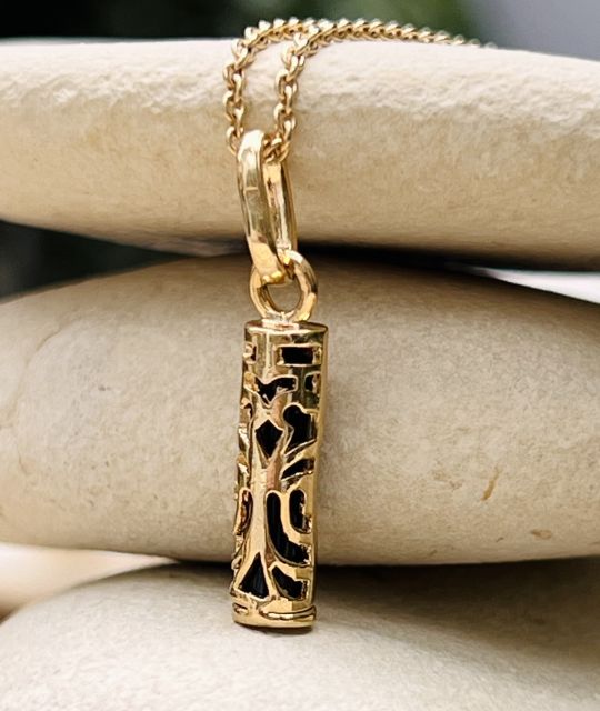 Das Symbol der Stärke in einem Anhänger, der den tahitianischen Tiki darstellt, in gelbvergoldetem und Onyx - kostenlose Lieferung in die Europäische Union.