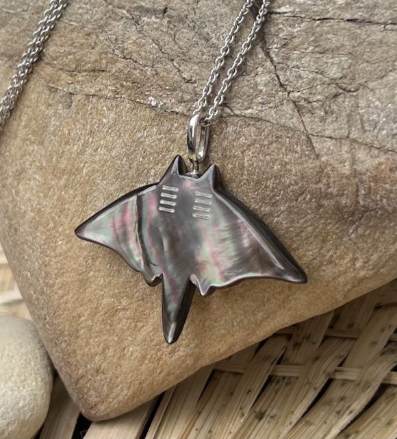 Schmuckstück aus Tahiti-Perlen mit seltenem Schimmer und außergewöhnlichem Glanz. Echtheitszertifikat und sichere Lieferung – Poemotu.