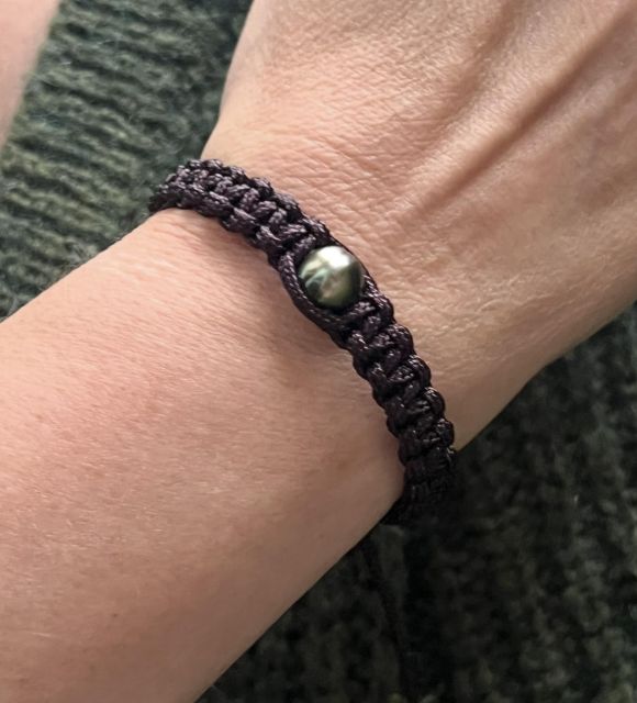 Bijou en perle de Tahiti aux reflets rares et lustre exceptionnel. Certificat d’authenticité et livraison sécurisée – Poemotu.