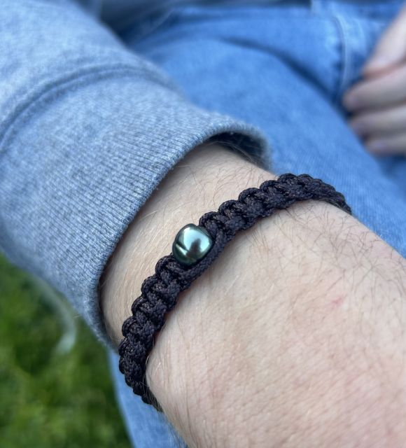Bracelet homme monté sur corde marine tressée, orné d’une perle de Tahiti goutte de 9,92 mm, couleur peacock, qualité AA et lustre excellent