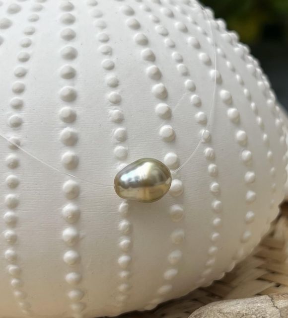 Incroyable couleur Citron pour cette vraie perle de culture de Tahiti montée sur un câble transparent - fermoir or 750 - certificat GIA - livraison gratuite