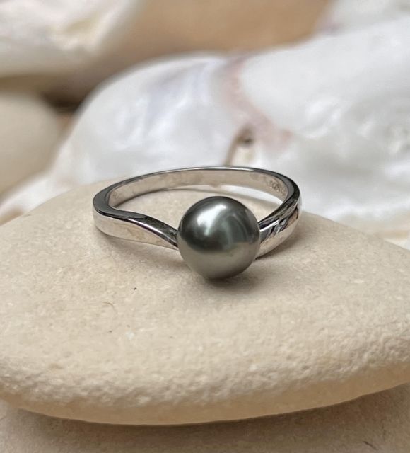 Laissez vous tenter par cette élégante bague en argent, ornée d’une perle de Tahiti grise, elle illuminera votre main avec simplicité et classe