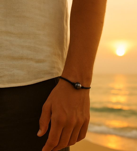 Sobrietà grezza e carattere deciso: il bracciale Axial si rivolge a coloro che proseguono rimanendo fedeli alla loro rotta.