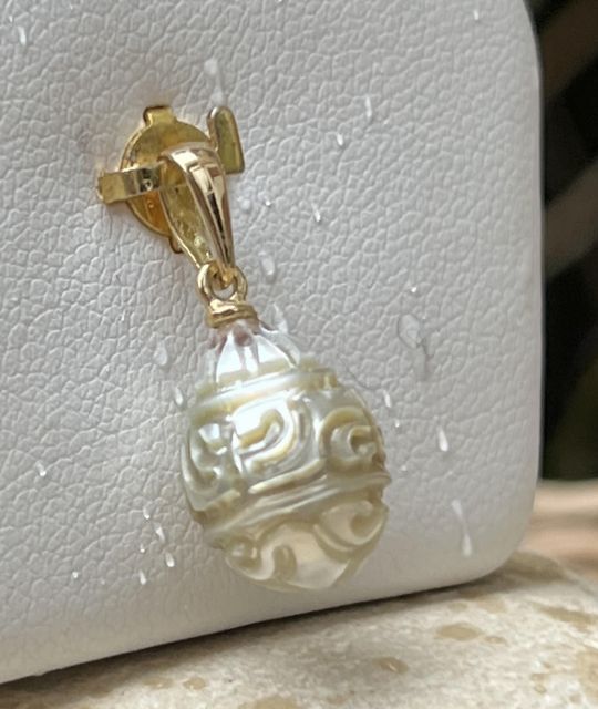 Bijou en perle de Tahiti aux reflets rares et lustre exceptionnel. Certificat d’authenticité et livraison sécurisée – Poemotu.